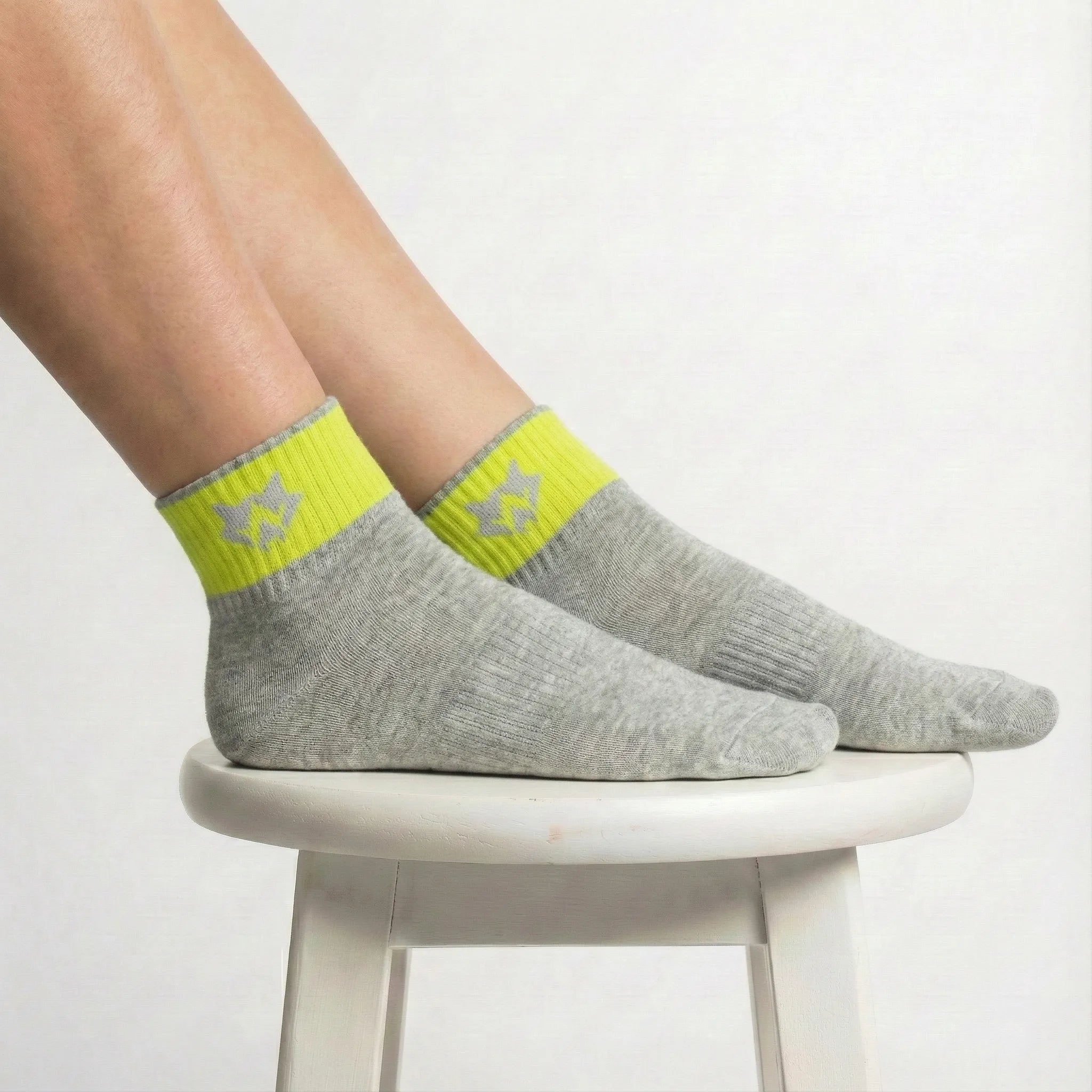 Men’s Contrast Cuff Ankle Socks – Geometric Wolf Edition
