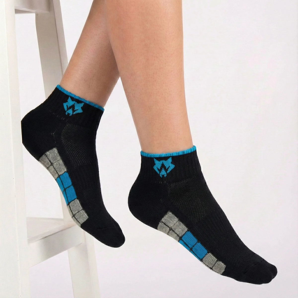Men’s Grid Tech Sole Low Ankle Socks – Geometric Wolf Edition